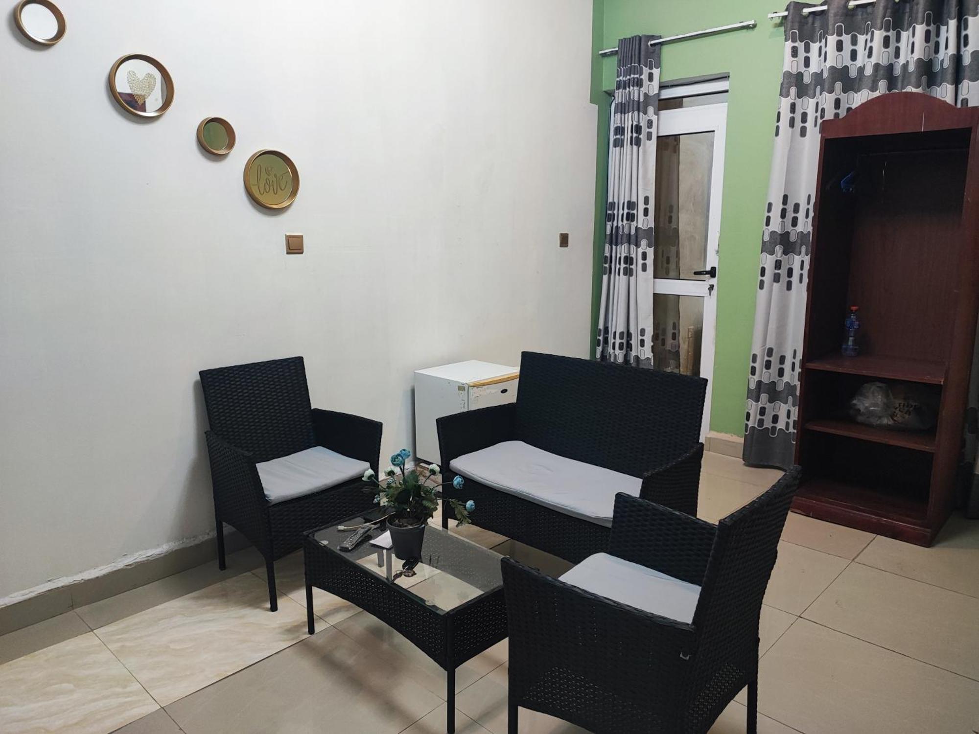 Отель Ellisa Hospitality And Spa Аккра Экстерьер фото